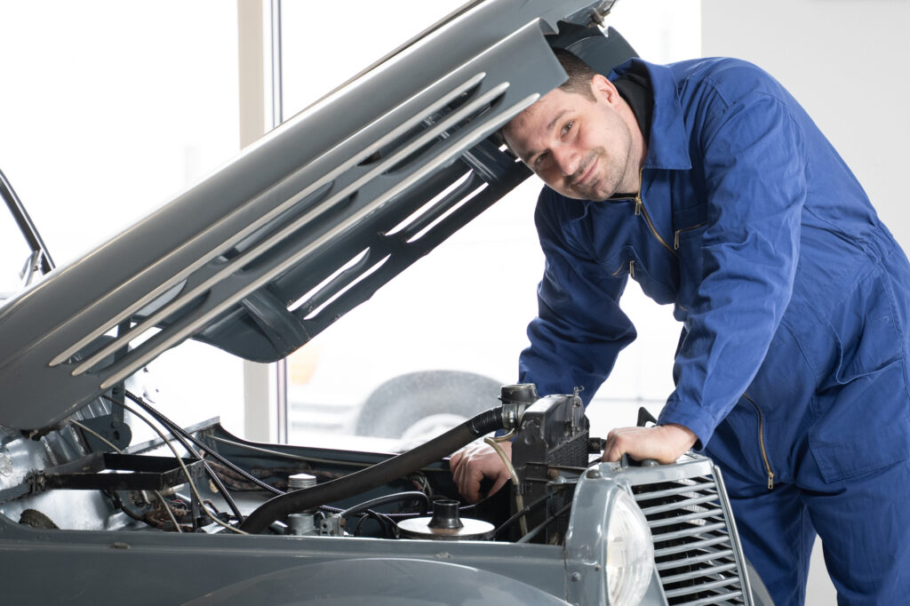 Stefan List bei der Reparatur seines Autos