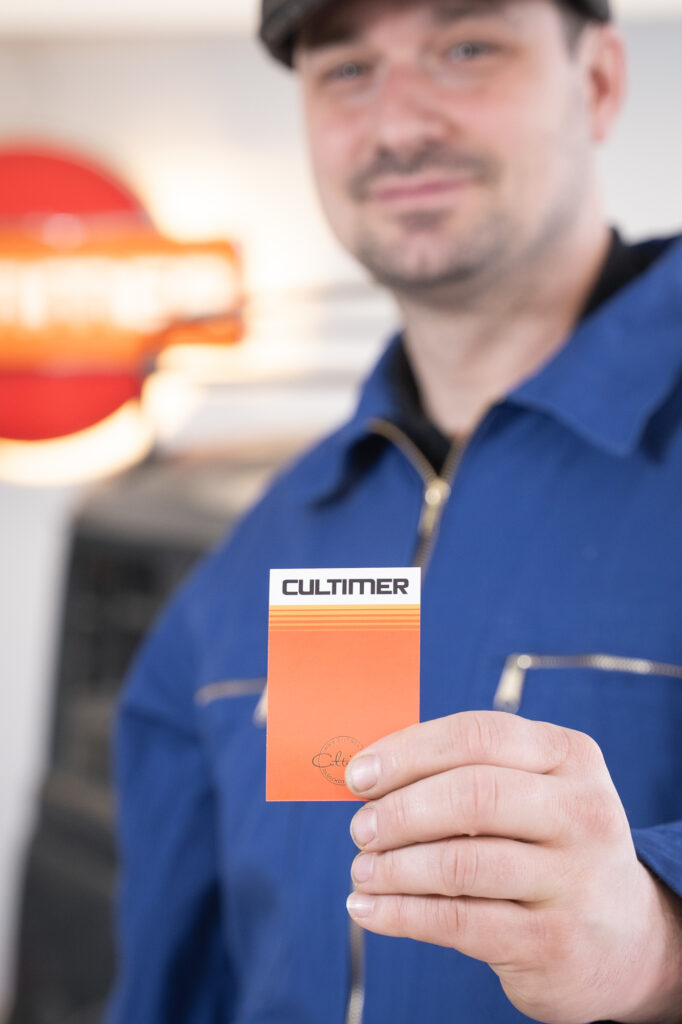 Stefan List hält die Visitenkarte von Cultimer in die Kamera