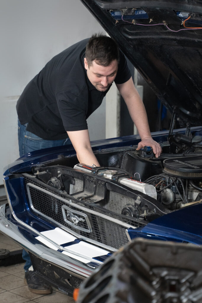 Stefan List repariert einen Oldtimer