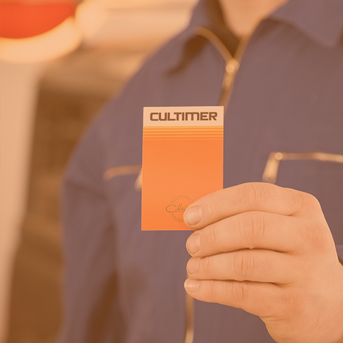 Stefan List hält Visitenkarte von Cultimer für Begutachtung hoch